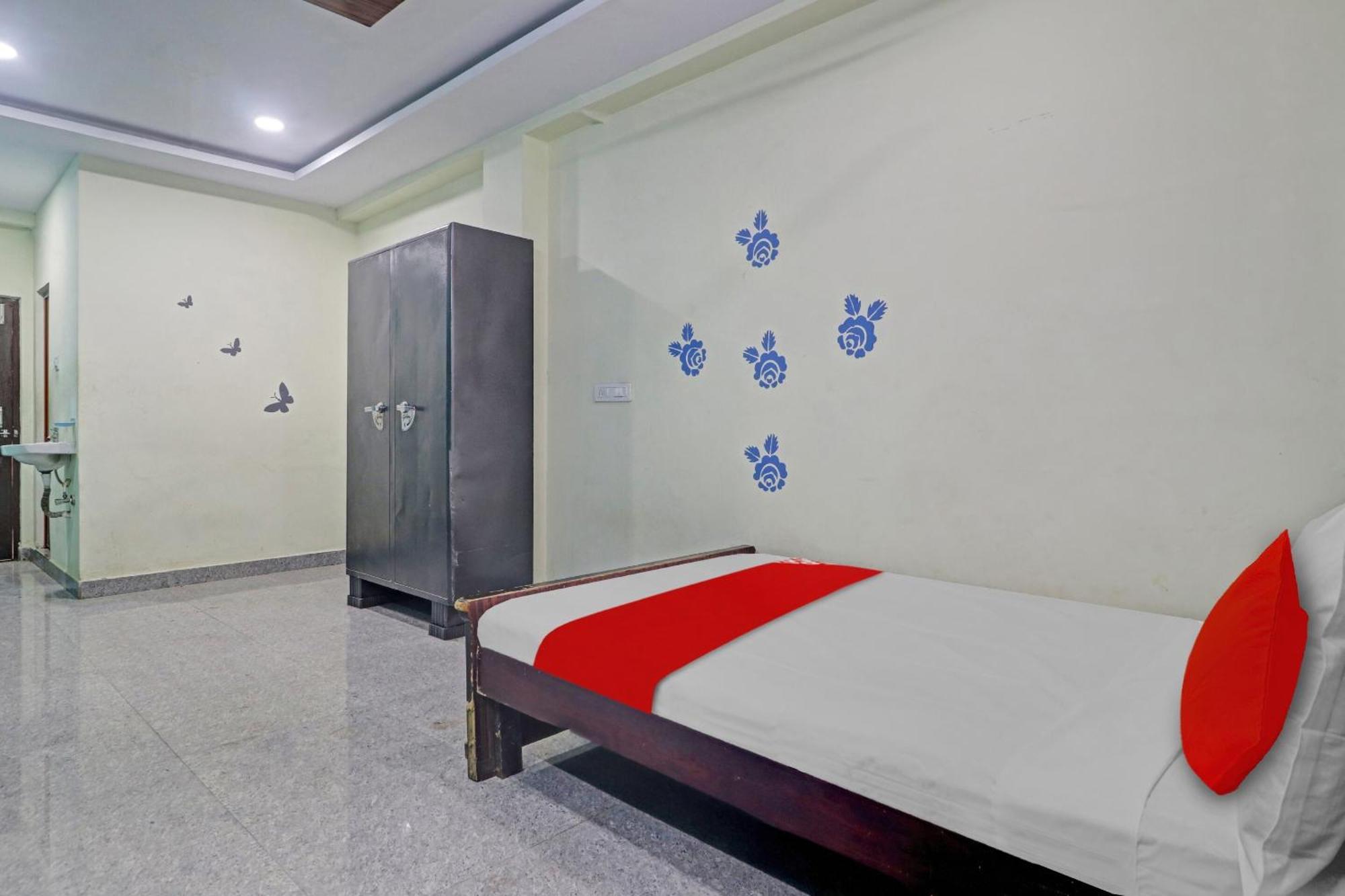 Oyo Flagship 81051 Sri Sai Manikanta Hotel Hyderabad Eksteriør billede